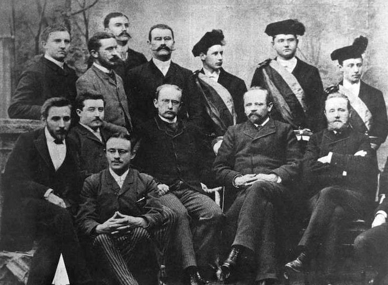 Bild von 1889 mit Luigi Pirandello und Wendelin Foerster (rechts), dar�ber die Chargierten des Akademischen Neuphilologischen Vereins zu Bonn